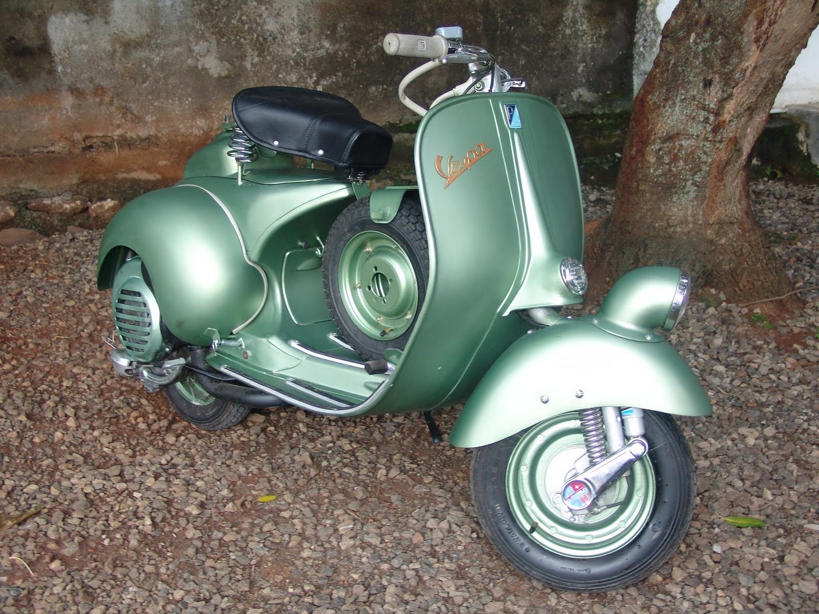 Vespa Sei Giorni 150 – front view with fender light